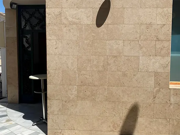 aplacado-fachada-travertino-envejecido