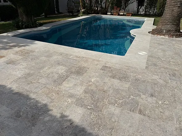 Fabricación e instalación de piedra travertino para piscina con acabado antideslizante en Macael